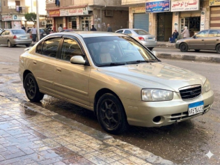 هيونداي افانتي 2000 ذهبي مستعملة للبيع