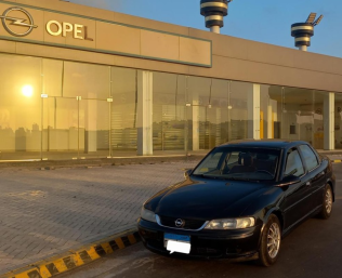 اوبل فيكترا 2000 أسود مستعملة للبيع