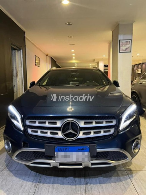 مرسيدس GLA 200 2019 أزرق غامق مستعملة للبيع - 1