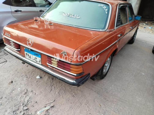 Mercedes 200 1977 Orange Used for Sale - 9