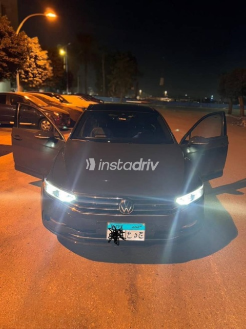 فولكس فاغن باسات 2021 رمادي مستعملة للبيع - 1