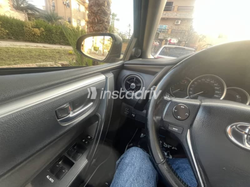 تويوتا كورولا 2019 أبيض مستعملة للبيع - 3