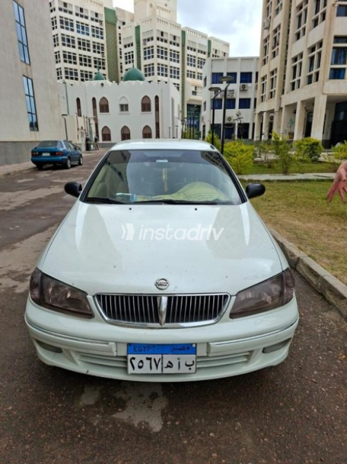 نيسان صنى 2002 أبيض مستعملة للبيع - 1