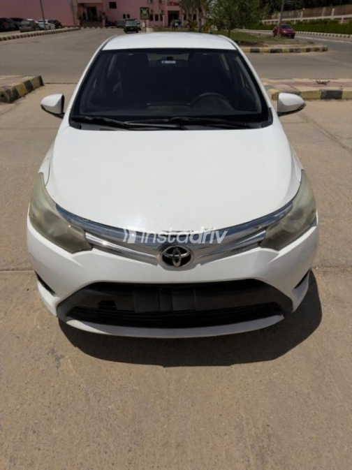 تويوتا ياريس 2014 أبيض مستعملة للبيع - 1