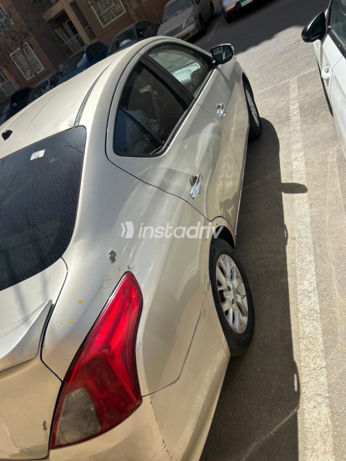 Nissan Sunny 2018 Gold Used for Sale - 3