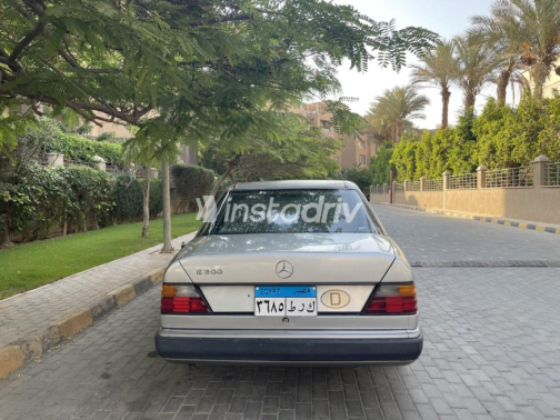Mercedes E 200 1992 Silver Used for Sale - 4