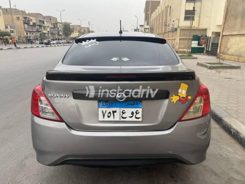 نيسان صنى 2022 رمادي مستعملة للبيع - 2
