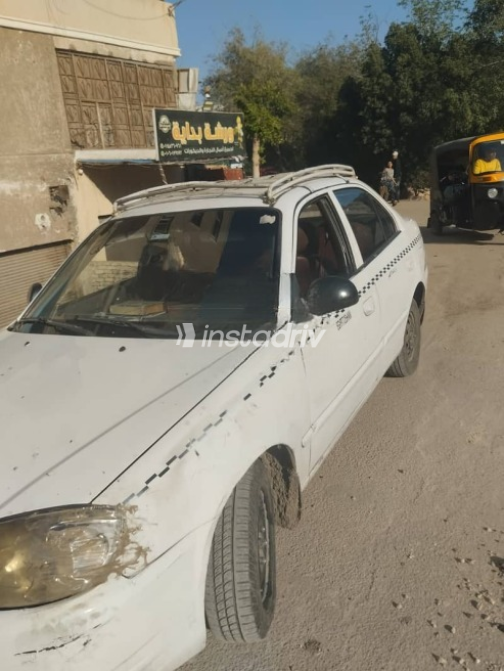 Hyundai Verna 2010 White Used for Sale - 3