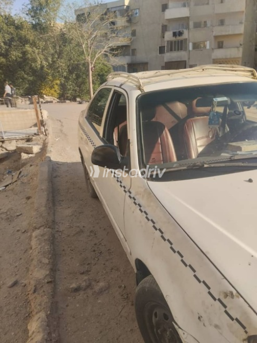 Hyundai Verna 2010 White Used for Sale - 4