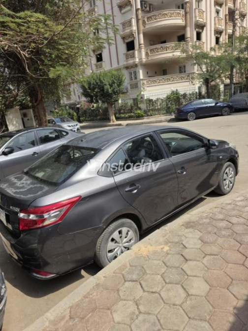 تويوتا ياريس 2015 رمادي مستعملة للبيع - 3