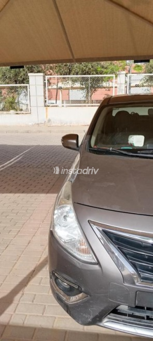 نيسان صنى 2021 فضي مستعملة للبيع - 3