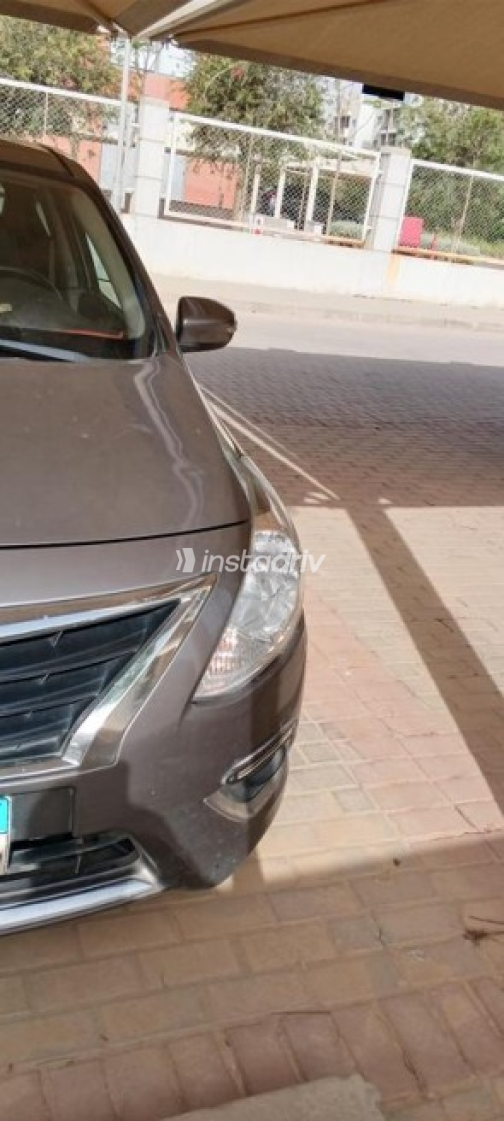 نيسان صنى 2021 فضي مستعملة للبيع - 4
