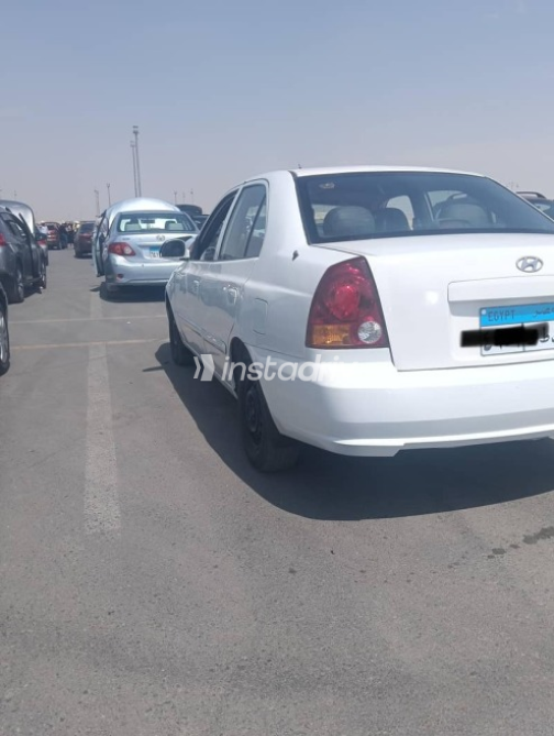 Hyundai Verna 2011 White Used for Sale - 3