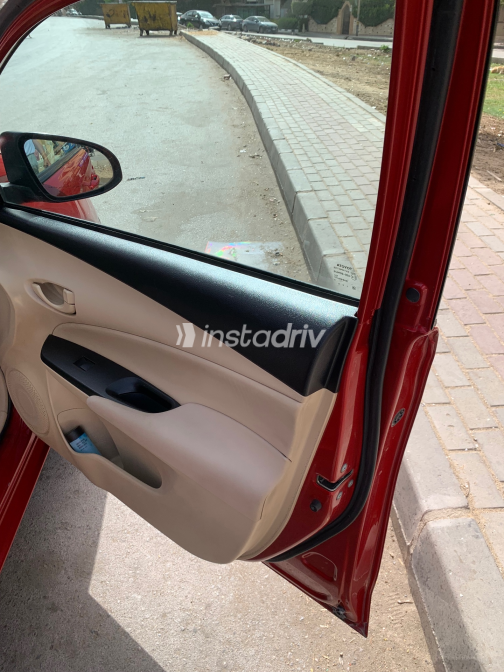 تويوتا ياريس 2019 أحمر مستعملة للبيع - 3