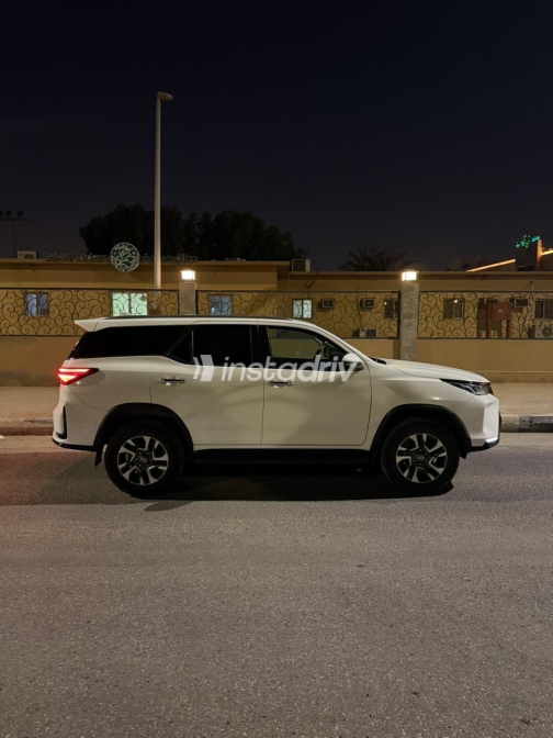 تويوتا فورتشنر 2025 أبيض مستعملة للبيع - 2