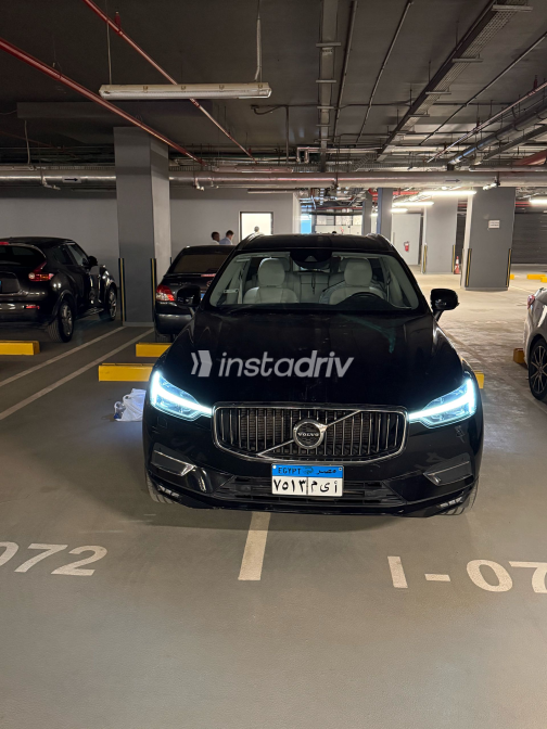 فولفو XC60 2021 أسود مستعملة للبيع - 1