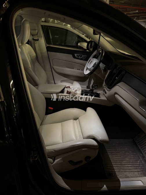 فولفو XC60 2021 أسود مستعملة للبيع - 3