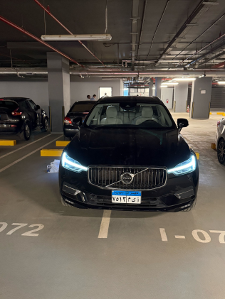 فولفو XC60 2021 أسود مستعملة للبيع