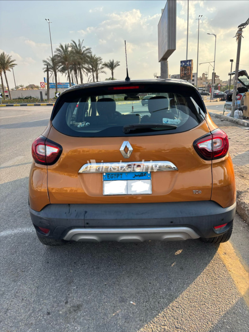 Renault Captur 2018 Gold Used for Sale - 1
