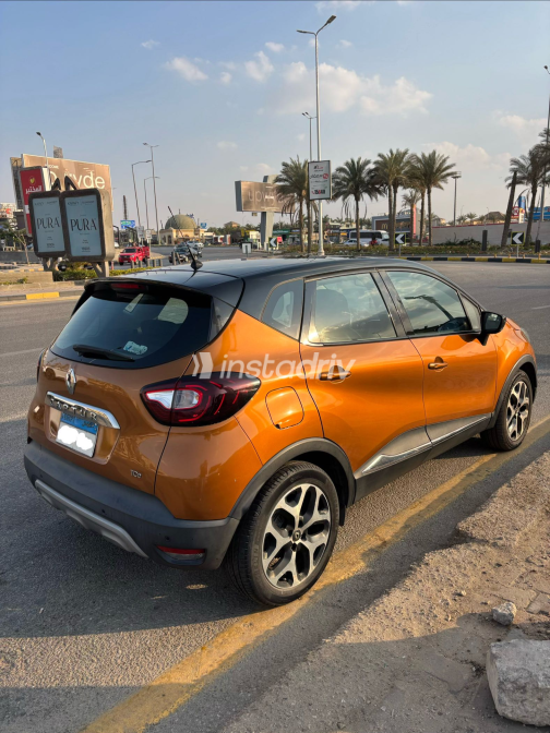 Renault Captur 2018 Gold Used for Sale - 3