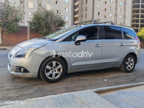 بيجو 5008 2013 فضي مستعملة للبيع - 6
