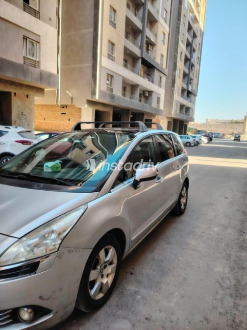 بيجو 5008 2013 فضي مستعملة للبيع - 10