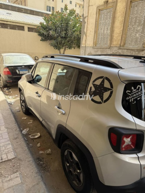 Jeep Renegade 2017 Gray Used for Sale - 7