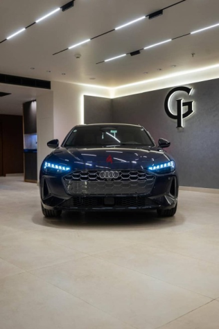 اودي A5 2025 أزرق غامق جديدة للبيع