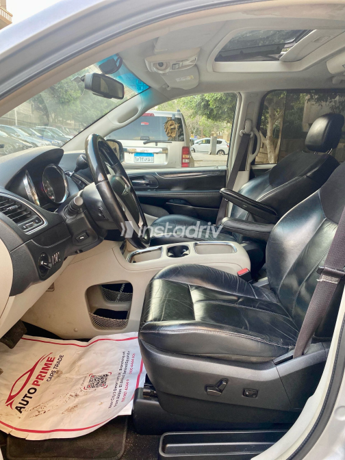 Chrysler Town & Country 2015 Silver Used for Sale - 4