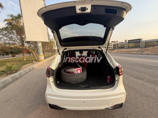Nissan Qashqai 2021 White Used for Sale - 6