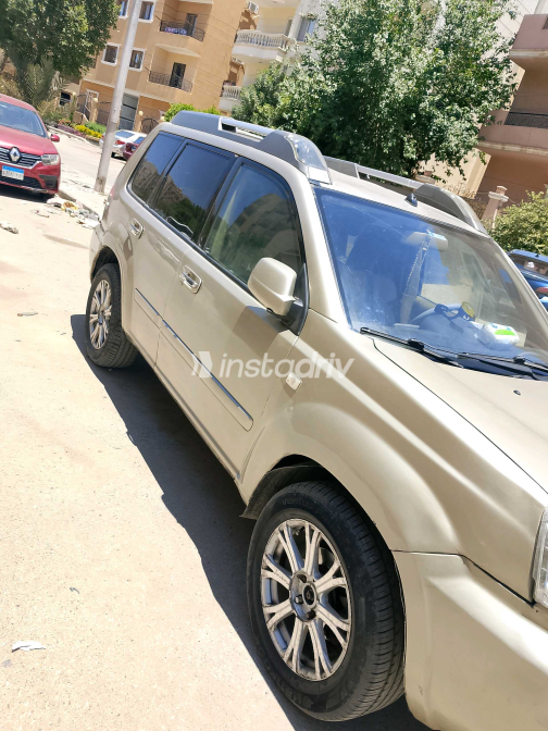 Nissan XTrail 2012 Gold Used for Sale - 2