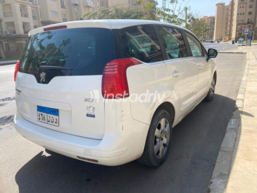 بيجو 5008 2013 أبيض مستعملة للبيع - 2