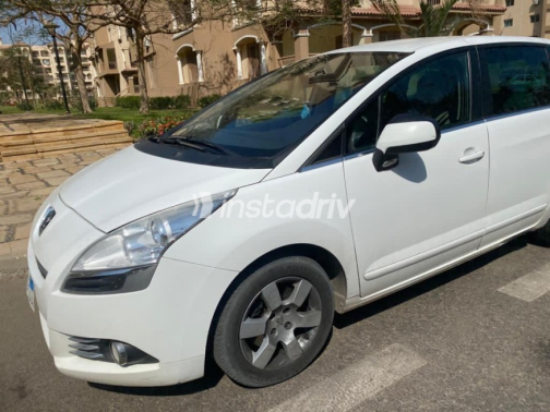 بيجو 5008 2013 أبيض مستعملة للبيع - 6