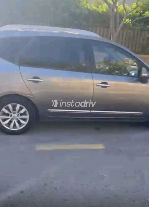Kia Carens 2011 Gray Used for Sale - 1