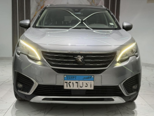بيجو 5008 2019 رمادي مستعملة للبيع