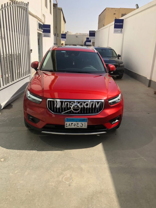فولفو XC 40 2021 أحمر مستعملة للبيع - 1