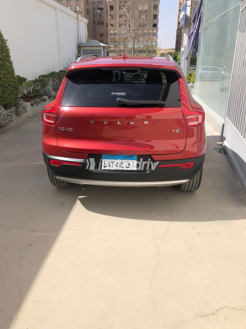 فولفو XC 40 2021 أحمر مستعملة للبيع - 4