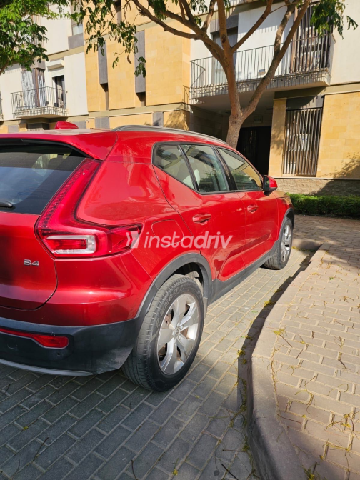 فولفو XC 40 2022 أحمر مستعملة للبيع - 1