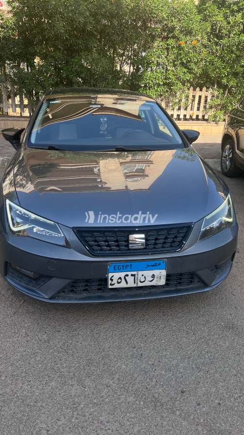 Seat Leon 2018 Gray Used for Sale - 4