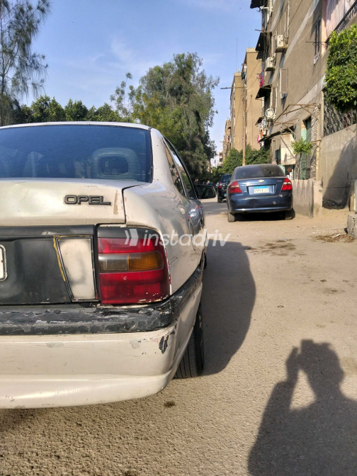 Opel Vectra 1994 White Automatic Used for Sale in Khanka - 4