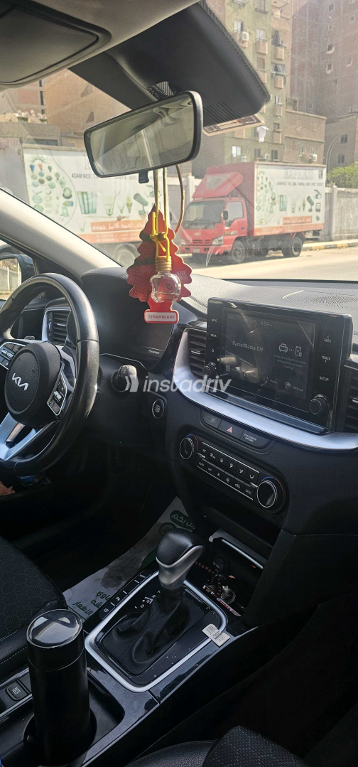 كيا اكسيد 2025 رمادي غامق أوتوماتيك مستعملة للبيع في الوراق - 2