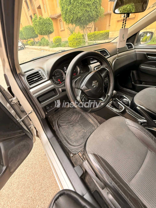 Suzuki Ciaz 2015 Silver Automatic Used for Sale in Maadi - 10