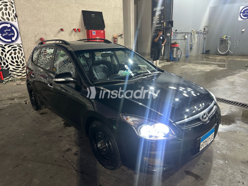 هيونداي I30 2010 أسود أوتوماتيك مستعملة للبيع في الجيزة - 9