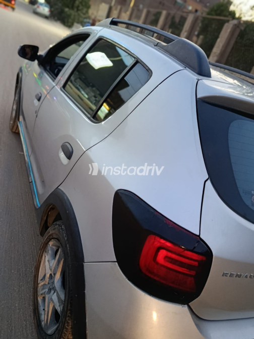 Renault Sandero 2018 Silver Automatic Used for Sale in Giza - 2
