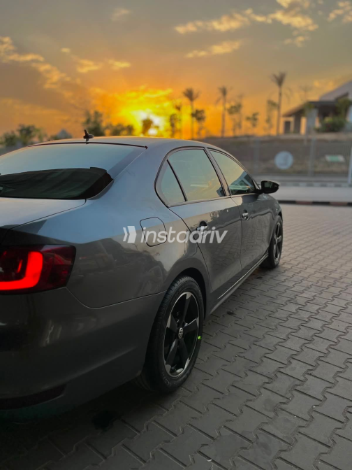 Volkswagen Jetta 2012 Gray Automatic Used for Sale in Helwan - 5