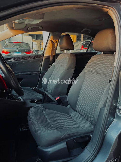 Volkswagen Jetta 2012 Gray Automatic Used for Sale in Helwan - 8