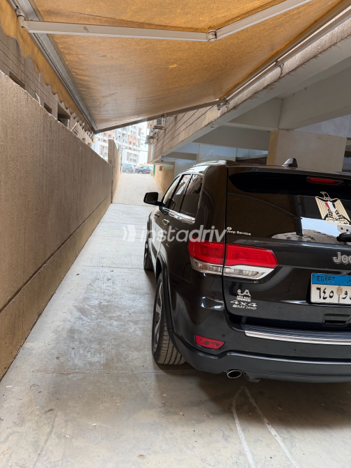 Jeep Grand Cherokee 2014 Black Automatic Used for Sale in Maadi - 3
