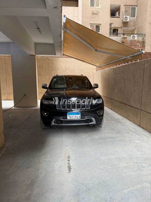 Jeep Grand Cherokee 2014 Black Automatic Used for Sale in Maadi - 4