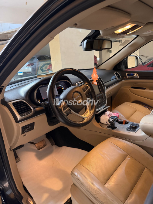 Jeep Grand Cherokee 2014 Black Automatic Used for Sale in Maadi - 7