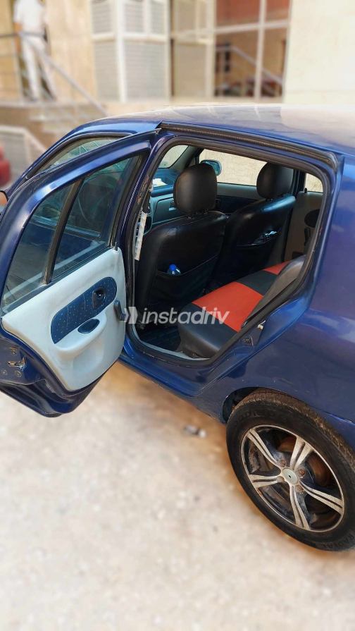 Renault Clio 2004 White Manual Used for Sale in El Haram - 1